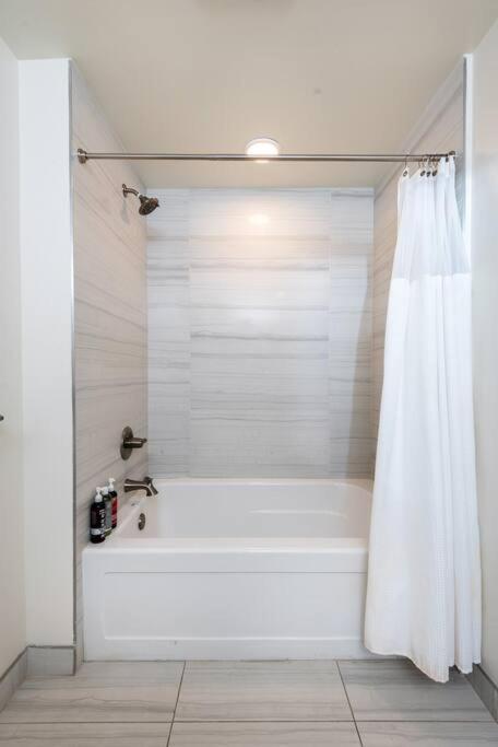 Luxurious Penthouse In Beverly Hills - Sleeps 10 ลอสแอนเจลิส ภายนอก รูปภาพ